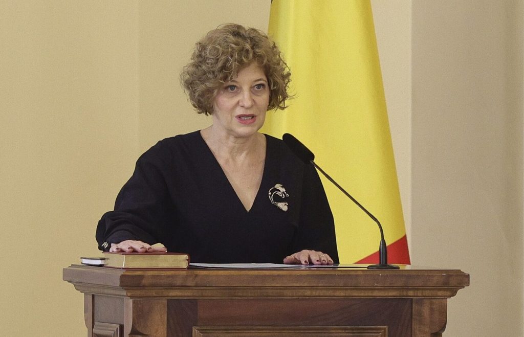 Oana Gheorghiu critică proiectul care obligă oficialii să sărute drapelul: Iubirea de țară nu poate fi obținută prin constrângere