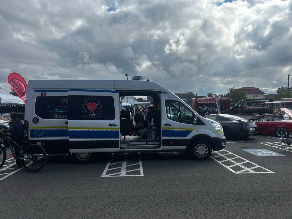 Simulator VR și polițiști în mijlocul celor mai tunate mașini din Cluj: cCe le-au spus celor 350 de participanți despre alcoolul la volan