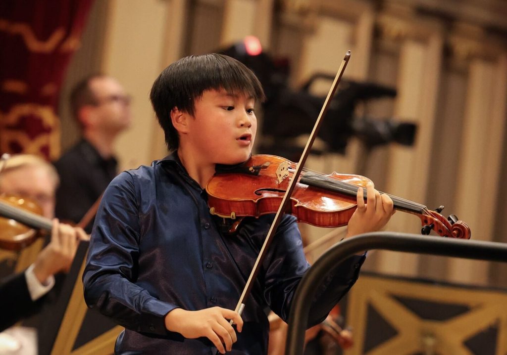 La doar 11 ani, violonistul Jayden King devine cel mai tânăr câștigător din istoria Concursului Internațional George Enescu