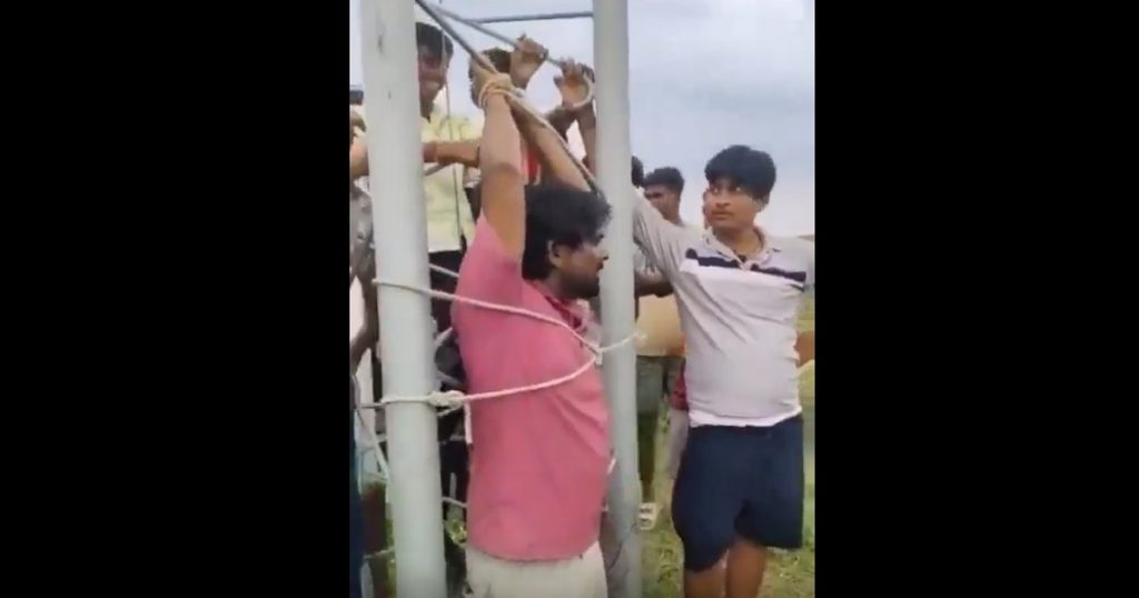 Frustrați de internetul prost, au luat ostatic tehnicianul venit să verifice situaţia și l-au legat de stâlp. Răzbunarea neobișnuită a unor săteni