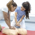 Lecţii gratuite de prim ajutor oferite de voluntari SMURD în centrul Capitalei, luni după-amiază
