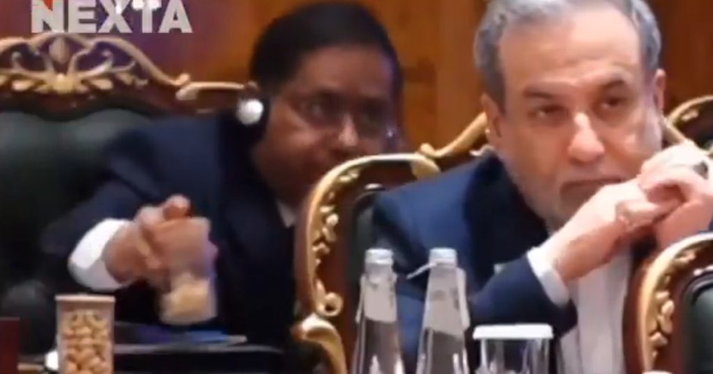 Scenă memorabilă la summitul BRICS. Un diplomat a mâncat toate nucile de pe masă și și-a lins degetele până i s-a luat bolul din față