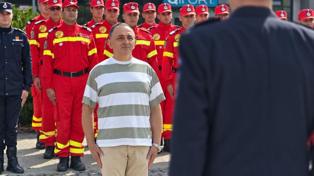 FOTO Premieră la ISU Brașov: Un pompier pensionar onorat cu emblema „Rezervist de onoare” pentru salvarea unui copil