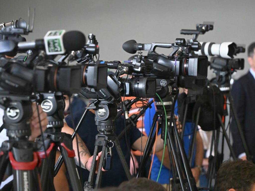APS avertizează: acreditarea nu trebuie să devină un instrument de presiune asupra jurnaliștilor! Exemplele negative Dinamo, Miercurea Ciuc și Rapid
