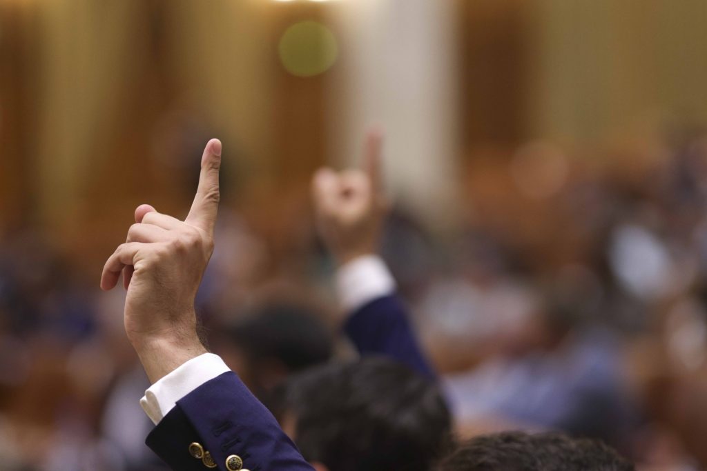 Liberalii anunță că votează eliminarea pensiilor speciale ale aleșilor locali / Cer și reducerea numărului de parlamentari