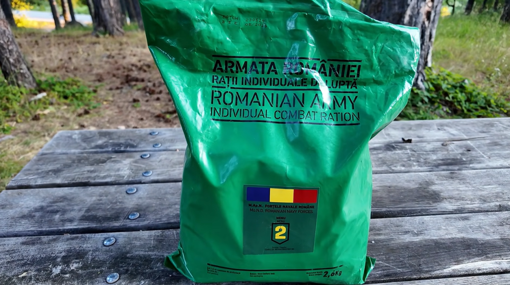 VIDEO Ce mănâncă militarii români în misiune. Un youtuber britanic stabilit în Grecia spune că a testat și filmat rația de 24 de ore a Forțelor Navale
