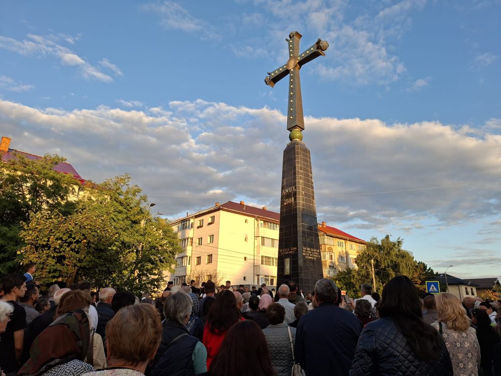 „Atunci când ești bun și cu cel rău, ești un fiu al Crucii”. Sute de credincioși s-au rugat la Botoșani – FOTO&VIDEO