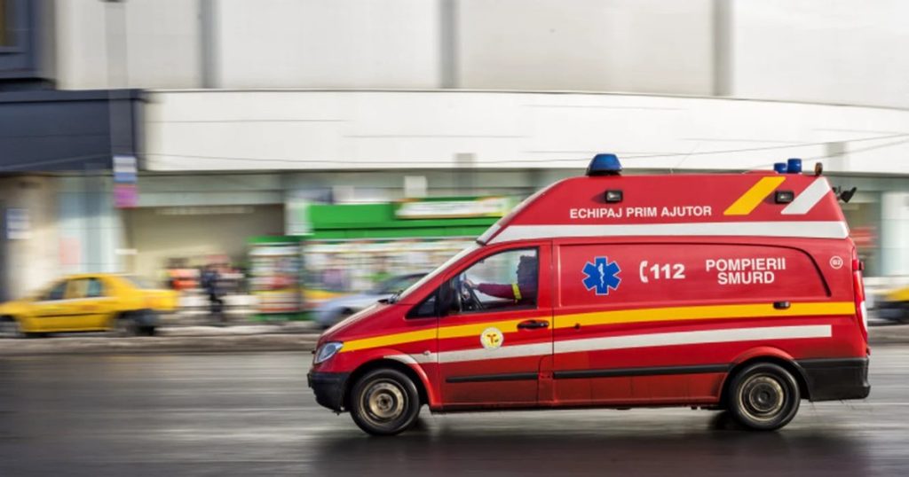 Bărbat lovit de tramvai pe strada Liviu Rebreanu din București. Victima a fost transportată la spital