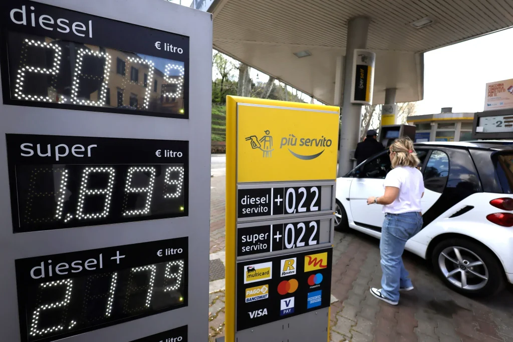 Preţurile petrolului au crescut luni dimineața după închiderea conductei saudite care ocoleşte Strâmtoarea Ormuz