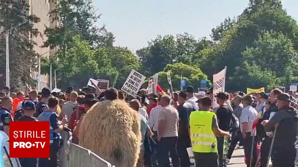 Protest de amploare al fermierilor în fața Guvernului. Oierii anunță că rămân în stradă până își rezolvă revendicările