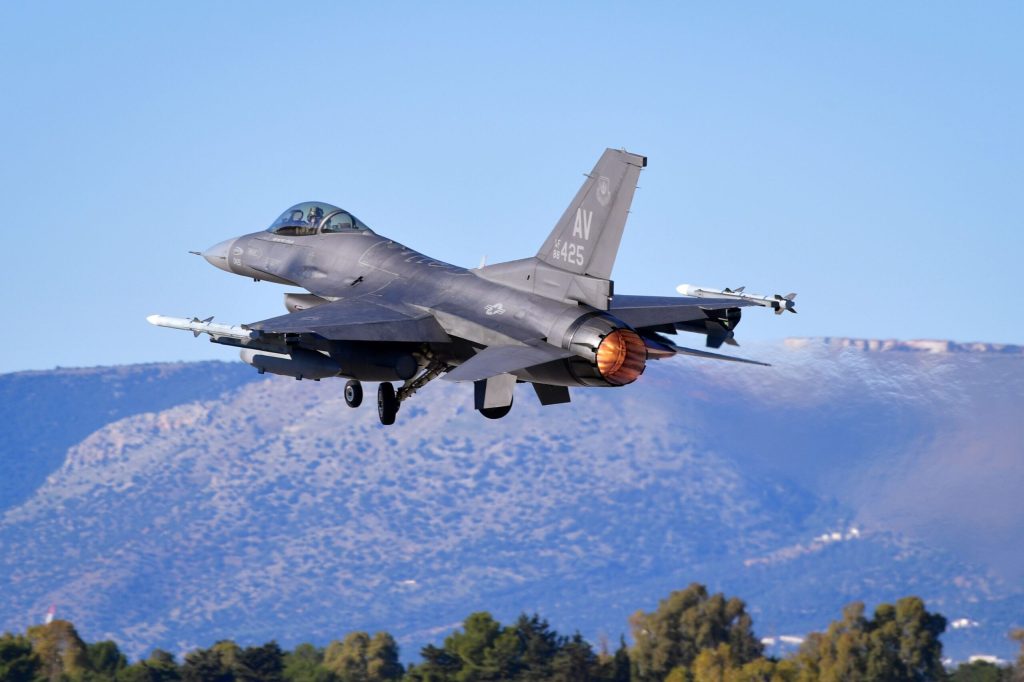 Tensiuni pe flancul estic al NATO: România ridică F-16 de la sol, Polonia își mobilizează aviația, o dronă este doborâtă în Lituania