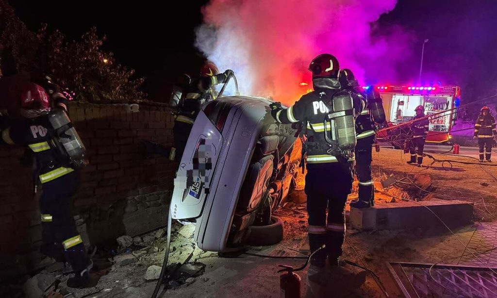 FOTO: O mașină a intrat într-o casă din Sebeș și a luat foc. Șoferul a dispărut de la locul accidentului