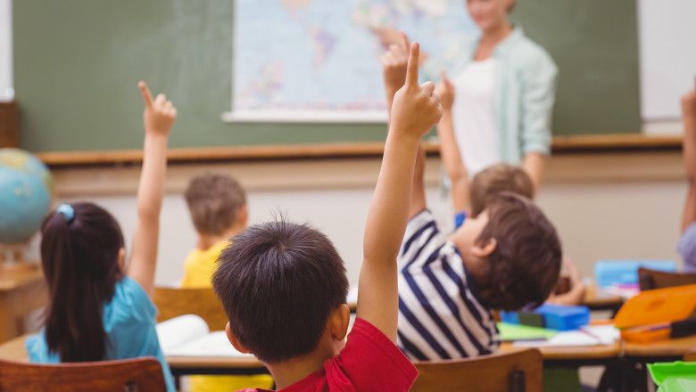 Aproape 95% dintre tinerii repartizați în școli și grădinițe au rămas în sistem