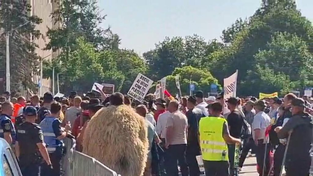 Fermierii ies astăzi în stradă. „Ne-a ajuns cuțitul la os”