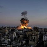 Cel puţin opt, morţi, 15 răniţi şi 60 de dispăruţi în Fâşia Gaza, în urma surpării unui bloc cu şase etaje în vestul oraşului Gaza. Clădirea ”a fost avariată structural de multe atacuri israeliene în timpul Războiului” din Fâşia Gaza, anunţă Apărarea Civi