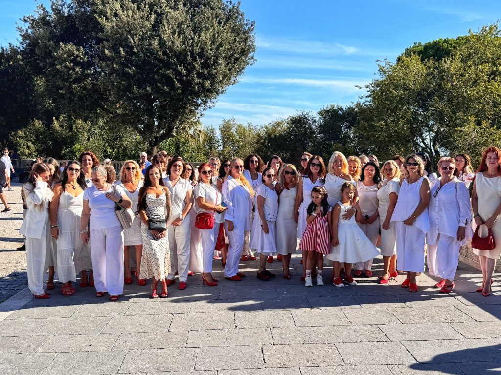 DRAGOSTEA POARTĂ PANTOFII ROŞII. SheroTalk a ajuns la Roma: „Aș fi avut nevoie de tine acum 35 de ani”