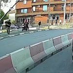 Constanţa: Un bărbat de 36 de ani a fost rănit după ce un stâlp din lemn care susţinea cabluri a căzut peste el în zona unei staţii de autobuz