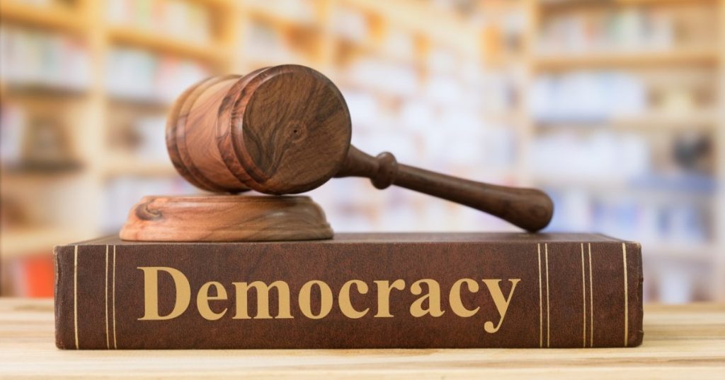 Ce mai rămâne din democrație în epoca tuturor conflictelor? Dar în România?