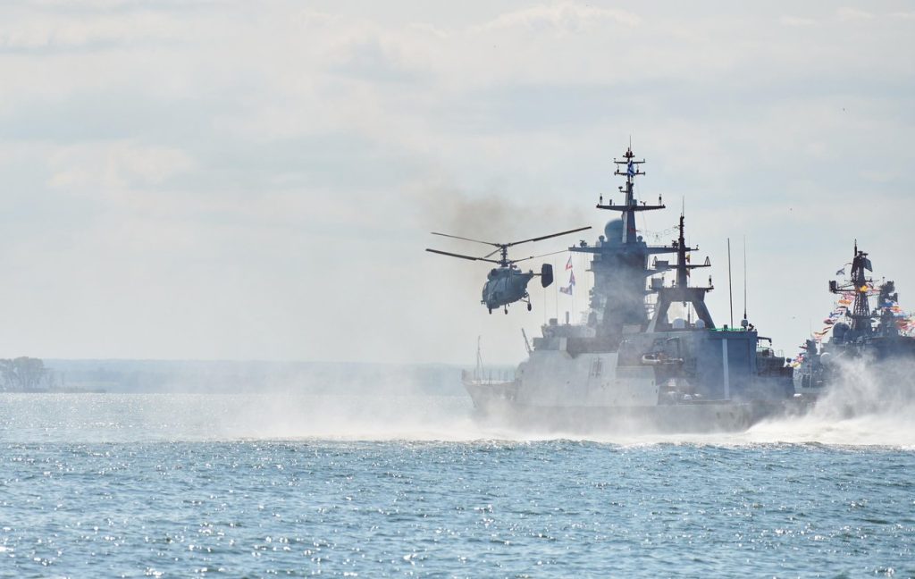 O navă rusească a tras rachete spre un elicopter militar danez. Ambasadorul rus, convocat la Copenhaga