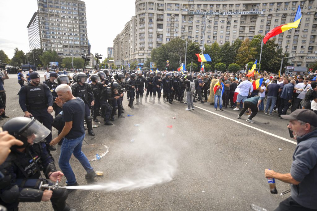 LIVE | Protestul fermierilor degenerează în București: gaze folosite de jandarmi, întăriri chemate în zonă și rețineri în centrul Bucureștiului/5 persoane au avut nevoie de îngrijiri medicale, una a ajuns la spital/4 persoane, conduse la sediul Secției 4 