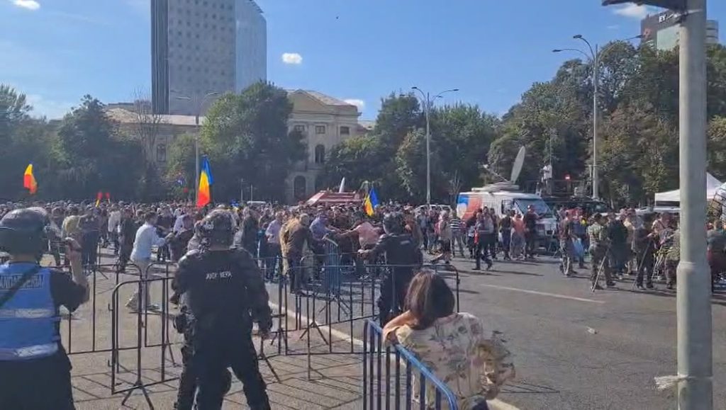 Haos și bătăi la protestul ciobanilor: Jandarmii atacați cu pietre, protestatari ridicați