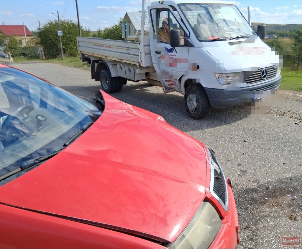 Accident grav în județ. Bătrână scoasă dintre fiarele contorsionate
