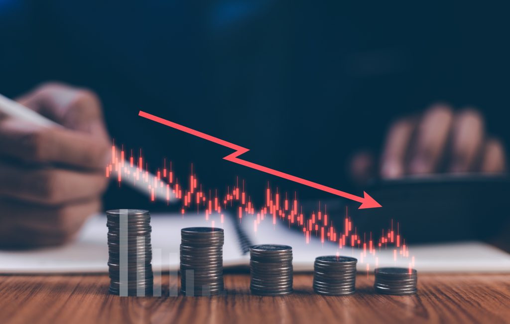 Comerțul mondial, într-un moment critic. OMC avertizează că fragmentarea acestuia ar putea reduce PIB-ul global cu 6,9%