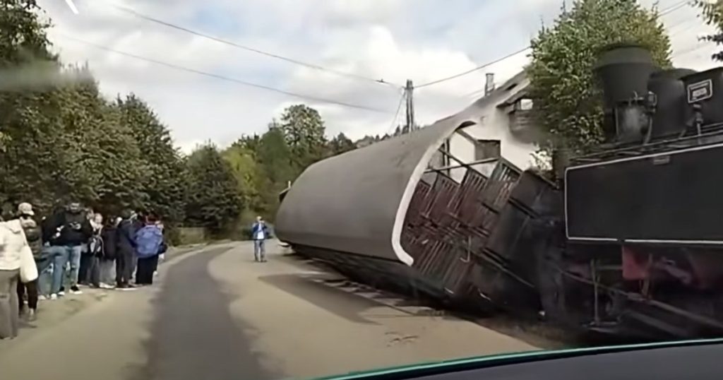 Momente de panică pentru zeci de turiști, în Mocănița Huțulca, după ce un vagon s-a răsturnat în timpul cursei