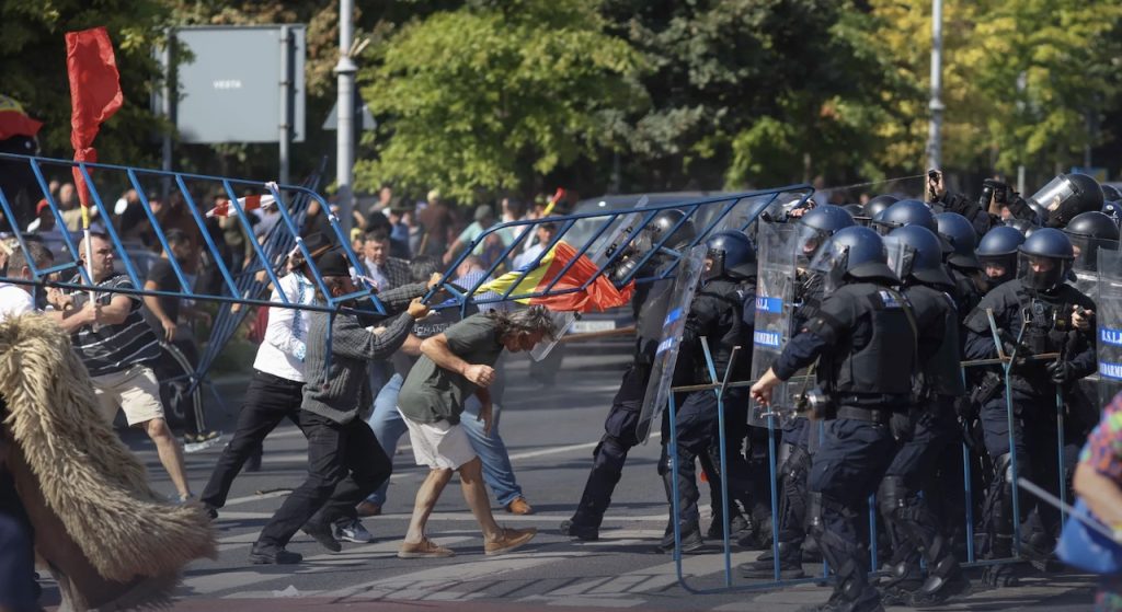FOTO/ Protest violent în fața Guvernului României. Forțele de ordine au intervenit cu gaze lacrimogene. Nicușor Dan declară că „violențele sunt extrem de grave”, iar Guvernul Bolojan susține că protestul „a depășit cadrul legal”