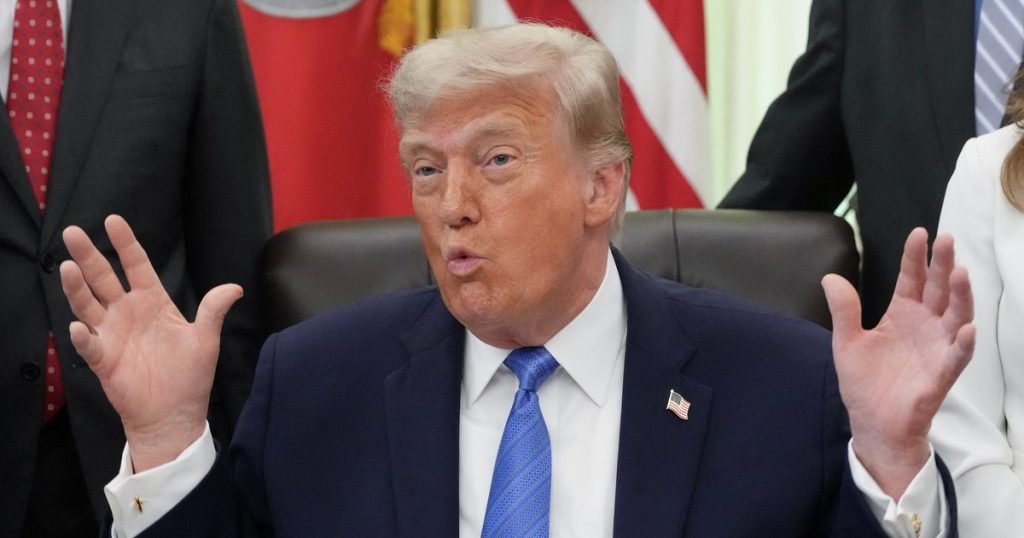 Trump, nervos pe Curtea Supremă după ce a respins restricționarea votului prin corespondență. „Este intimidată și manipulată”