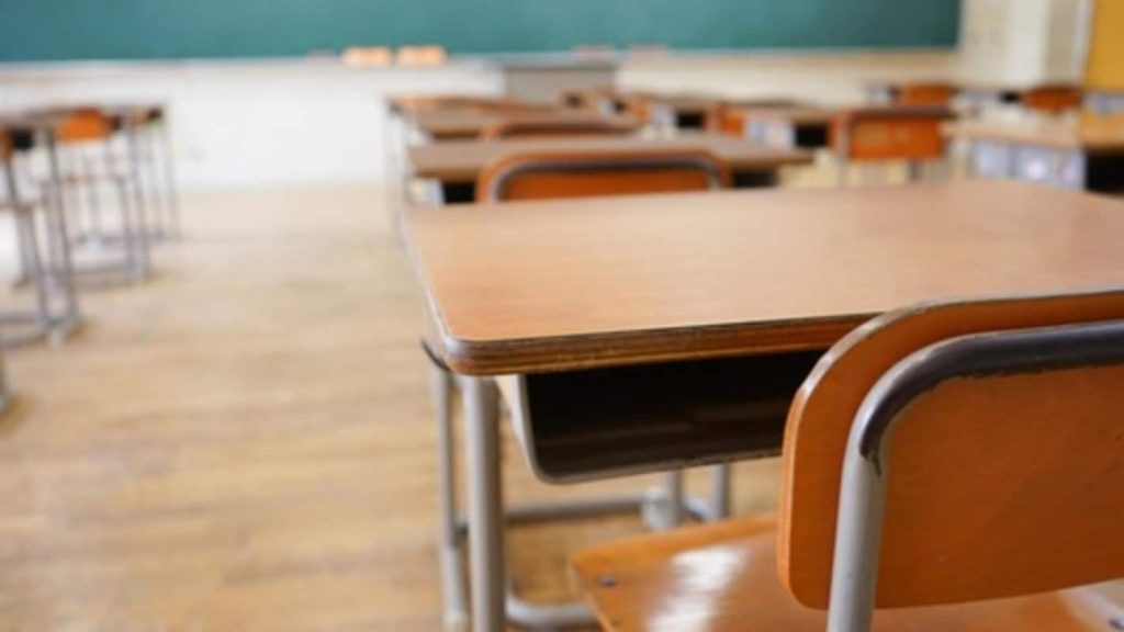 Părinții pot raporta online cazurile în care elevii au primit manuale deteriorate