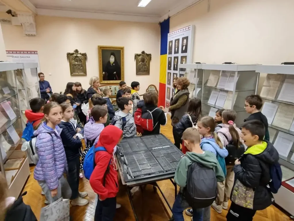 FOTO Lecțiile ies din clasă și intră în istorie. „Școala la muzeu”, programul care îi aduce pe elevii sibieni în Palatul ASTRA