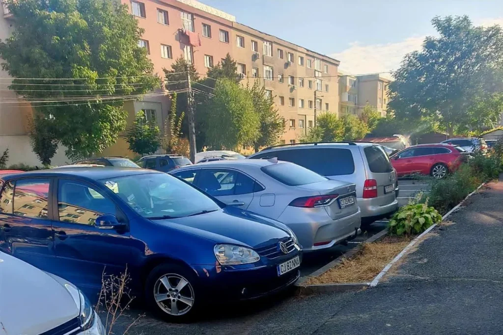 Alee blocată de mașini în Turda: accesul Ambulanței și Pompierilor, pus în pericol pe strada Panseluțelor