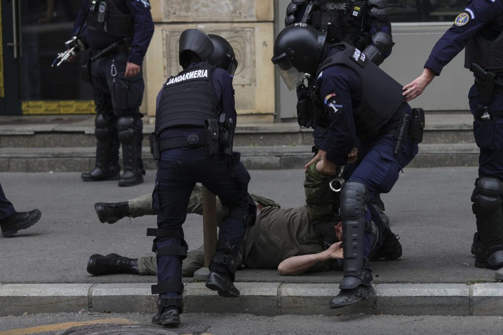 Violențe în Piața Victoriei: 47 de persoane duse la audieri. Un bărbat care avea asupra sa un cuțit de 20 de centimetri, reținut