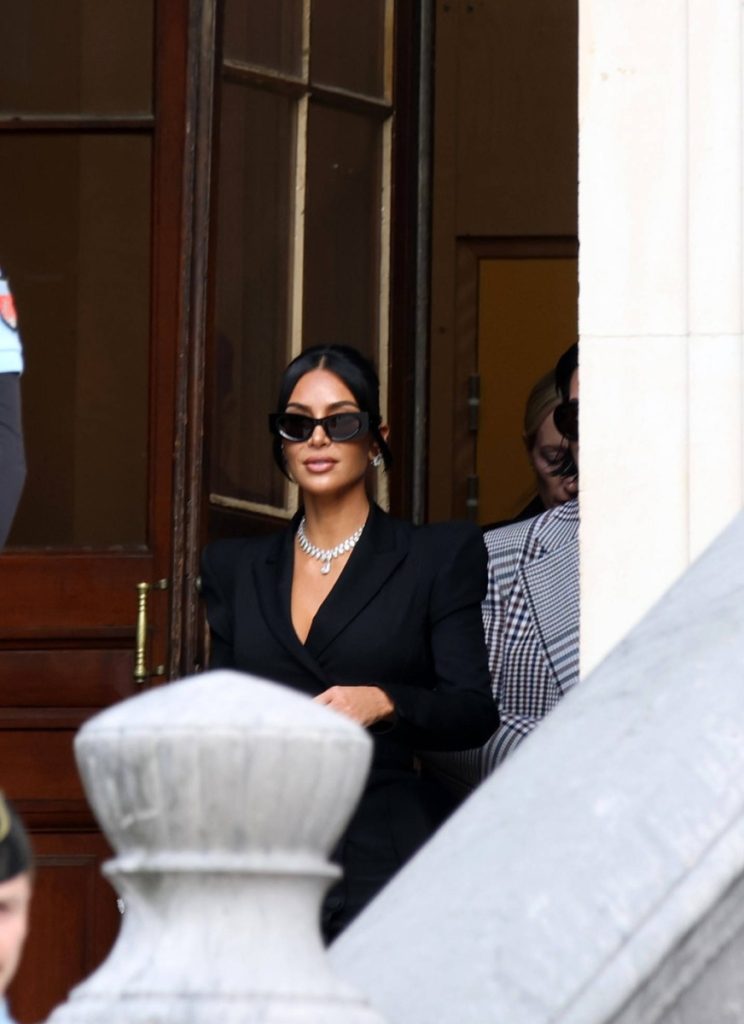Despăgubiri de un euro pentru Kim Kardashian după ce a fost victima unui jaf armat din Paris, în 2016 / Artista a cerut suma și a mulțumit justiției franceze pentru că ”a urmărit dreptatea”