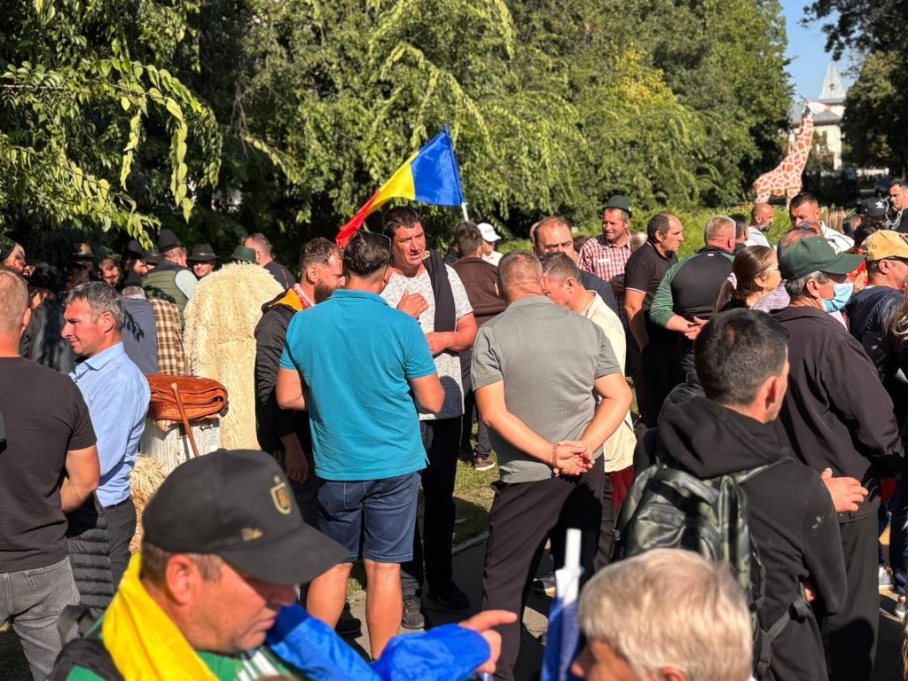 VIDEO | Ciobanii s-au întors în Piața Victoriei / Ciobanu Ionică, organizatorul protestului: „Ne-au chemat la Cotroceni”