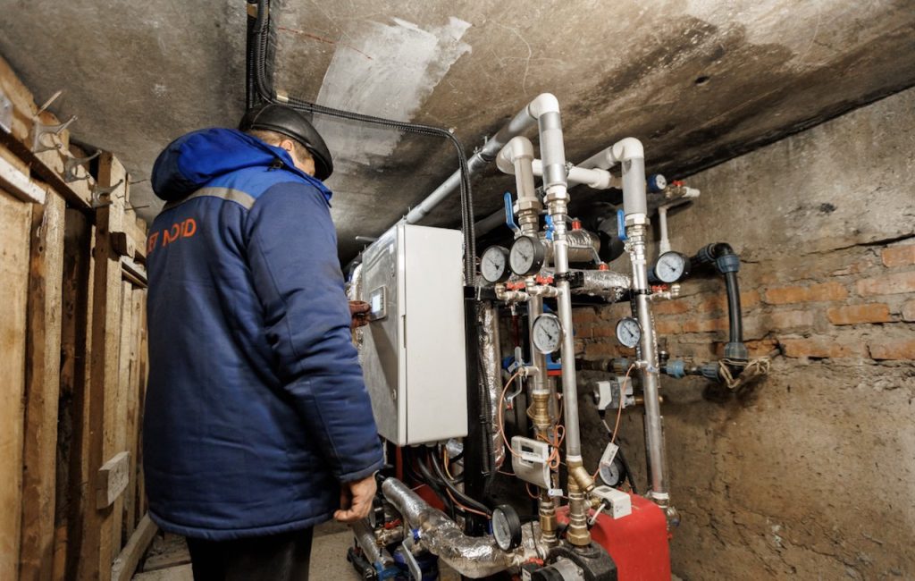 Investițiile de peste 343 de milioane de euro în modernizare a sistemelor de încălzire din blocurile locative din Chișinău și Bălți ar urma să fie declarate „de interes național”. Ce prevede programul