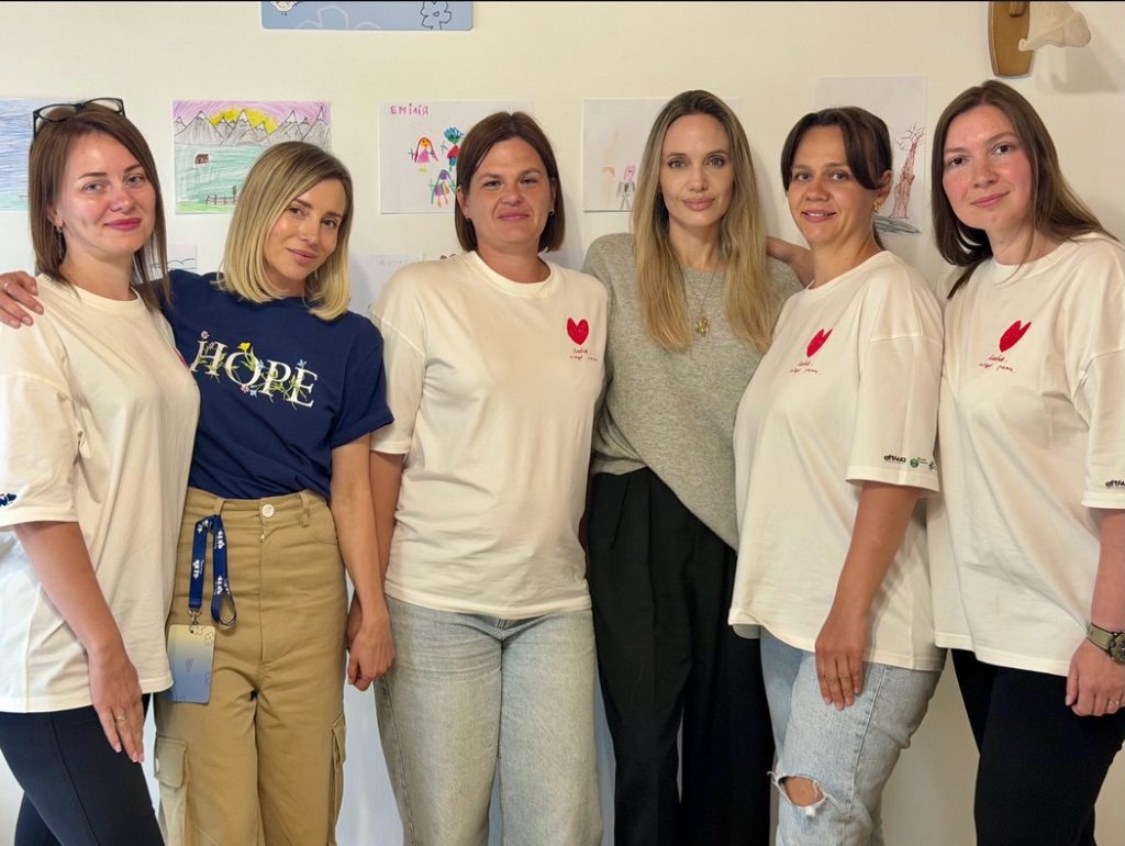 Angelina Jolie și-a dus fiul în Ucraina. Ce au făcut cei doi într-un oraș aflat aproape de linia frontului