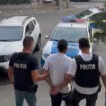 Bărbat din Craiova, reţinut după ce şi-a bătut soţia, căreia i-a tăiat părul şi i-a provocat răni pe faţă/ Poliţiştii au fost anunţaţi de reprezentanţii spitalului unde a ajuns victima