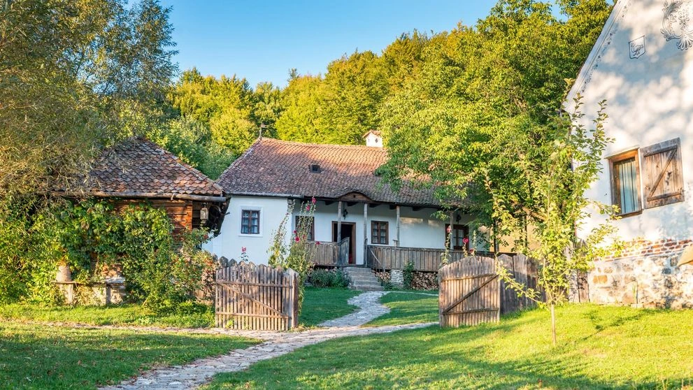Cât costă o noapte în domeniul regelui Charles din Covasna. Tarifele pentru cele trei căsuțe