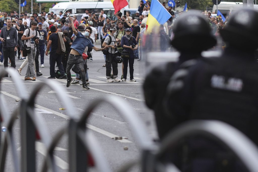Unul dintre instigatorii la violențele de la protestul oierilor a fost prins cu un pistol în mașină. 5 agresori, duși cu duba la judecătorie (Foto)