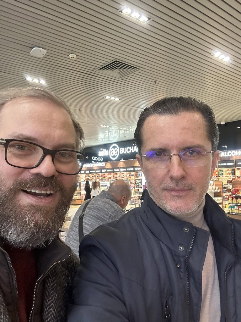 Necaterisitul Radu Preda făcut praf și pulbere de Pr. Adrian Agachi după ce l-a calificat drept ”prost” pe IPS Laurențiu și i-a atacat pe IPS Teodosie, Patriarhul Daniel și pe Călin Georgescu: Să ne rugăm pentru el!