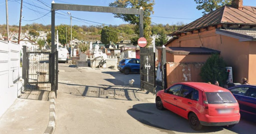 Saci cu oase umane, într-o groapă dintr-un cimitir din Slatina. Primarul spune că fostul administrator a eliberat ilegal locuri de veci