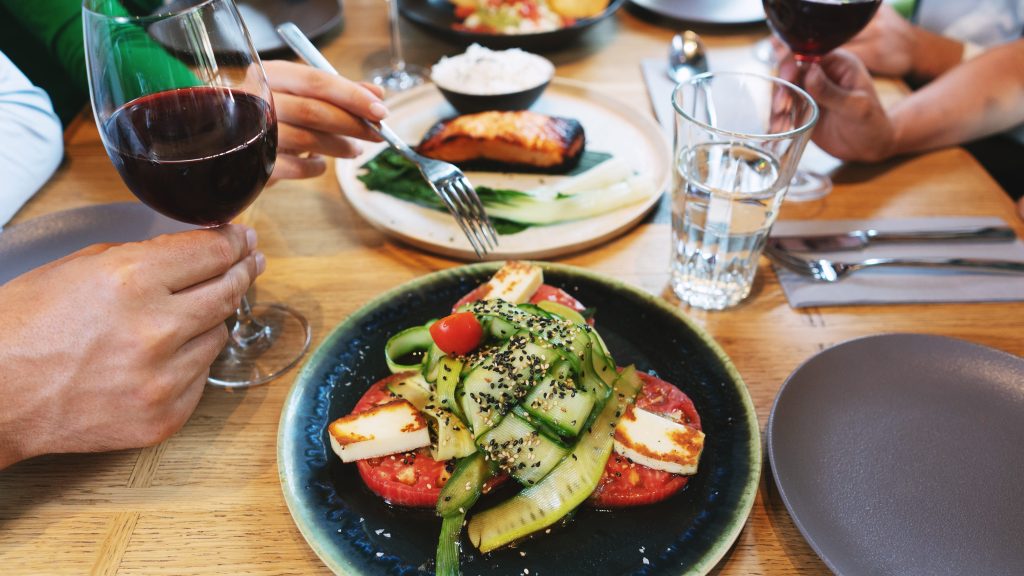 Câte restaurante, cafenele şi baruri sunt în Bucureşti şi în următoarele cele mai mari cinci oraşe din România? Primele estimări: peste 11.000