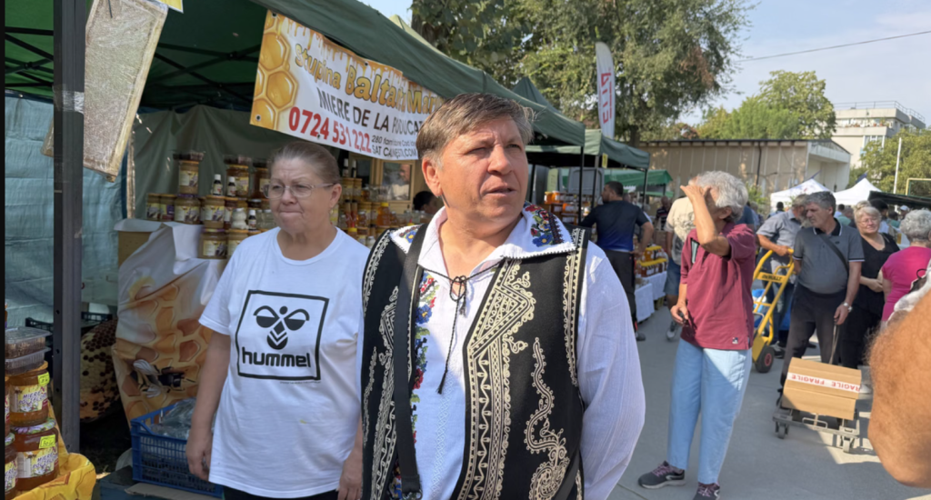 Povestea apicultorului din Olt, cu 380 de familii de albine: „Cum toată lumea are flori în fața casei, eu am stupi!”