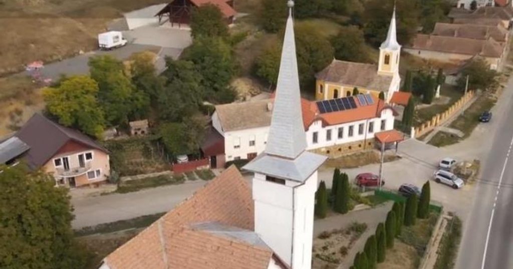 Violențe într-o tabără creștină. Preot filmat când încurajează doi copii să se bată în curtea casei parohiale