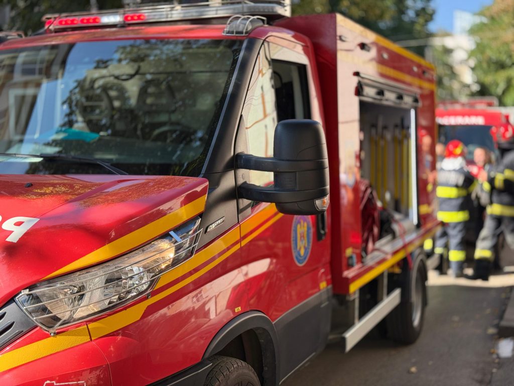 Incendiu într-un apartament din Botoșani! O oală uitată pe aragaz a pus pompierii pe jar – FOTO