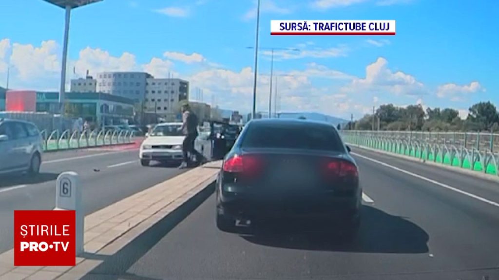 Accident bizar în Cluj. Un șofer a oprit brusc și a fugit în fața unei mașini. A fost lovit în plin