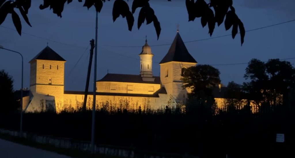 Președintele Nicușor Dan înnoptează la Mănăstirea Dragomirna, în Suceava, în drumul său spre Ucraina, la Summitul inaugural al Inițiativei pentru Integrare Carpatică