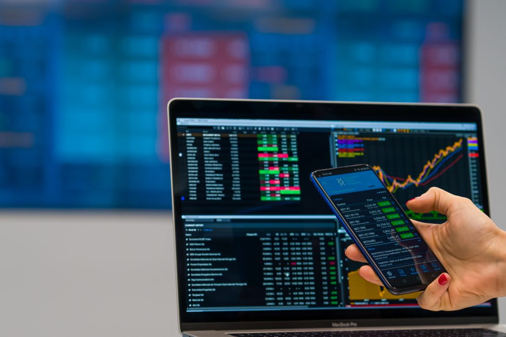 Bursa de Valori Bucureşti, la minus 12% de la cel mai recent maxim. Ce stă la baza corecţiei şi care este miza pentru piaţă de aici înainte? Joi, BET a trecut de la o scădere de aproape 3% la un avans de circa 1% la închidere